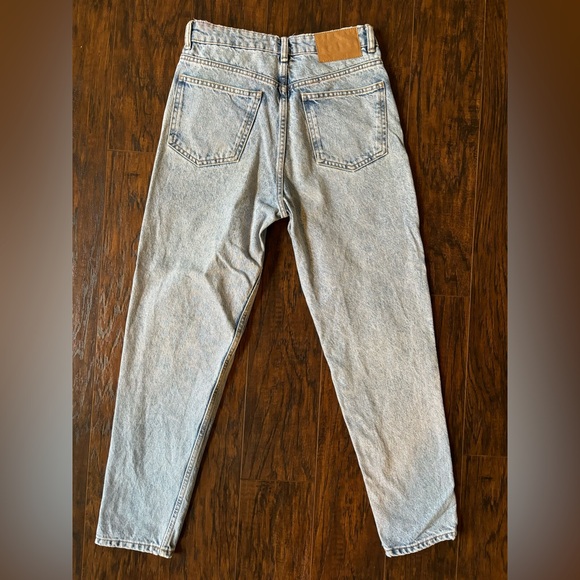 Zara Light Wash Relaxed Tapered Leg - Picture 3 of 10